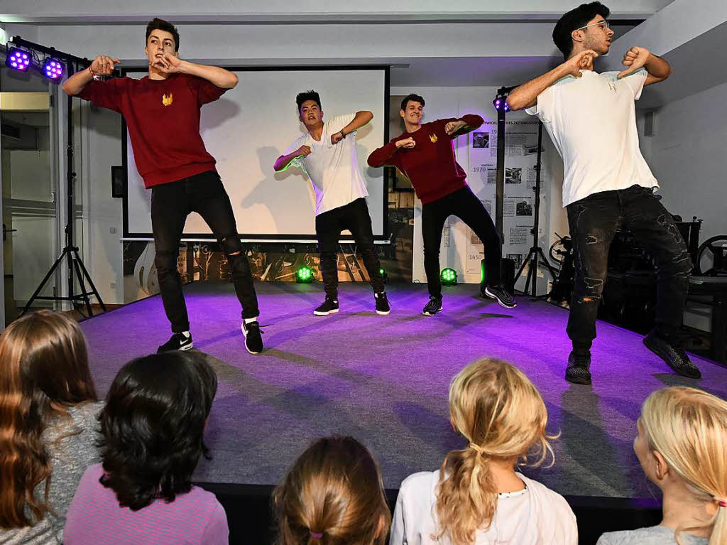 Showtime! Die HipHop-Formation True Knights der Tanzschule Gutmann sorgte fr gute Stimmung in der Pause.