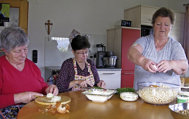 Die fleiigen Kchinnen bereiten die Zutaten fr die Speisen vor.   | Foto: Ulrike Spiegelhalter