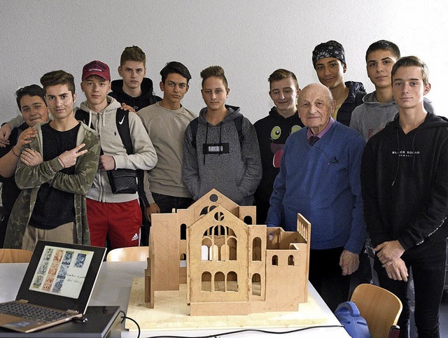 Zeitzeuge Kurt Maier in der Karlschule...rte alte Synagoge als Modell nach.     | Foto: Thomas Kunz