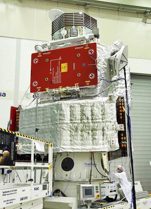 Die Raumsonde Bepi-Colombo wird fr ih...eitet. Sie ist etwa 6,40 Meter hoch.    | Foto: Airbus/dpa