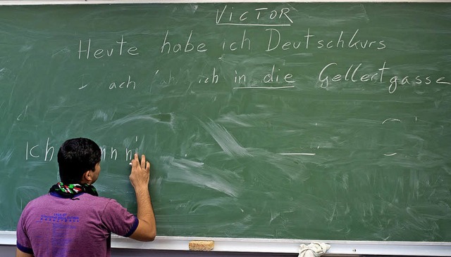 Das Erlernen der deutschen Sprache und...ration von geflchteten Menschen dar.   | Foto:  dpa