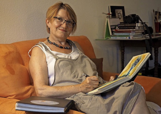 Christine Mafli taucht gern in die Welt der Bcher und Geschichten ein.  | Foto:  Hans Christof Wagner