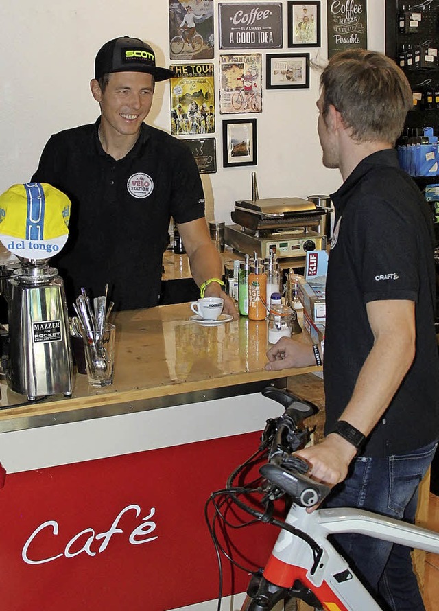 Verkaufsraum und Radler-Cafe in einem:...recht (links) in seiner Velo Station.   | Foto:  Christine Speckner