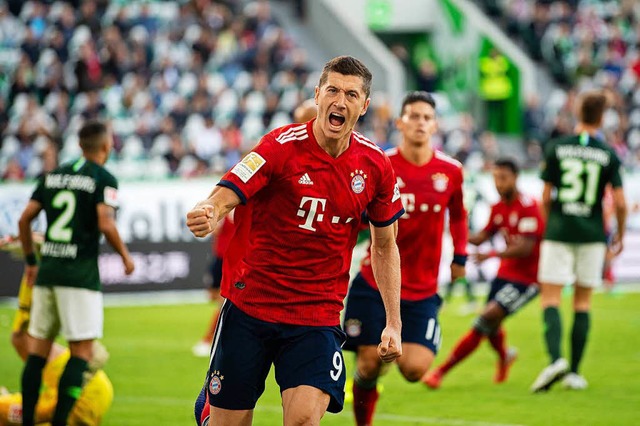 Robert Lewandowski vom FC Bayern jubelt nach seinem Tor zum 0:1 gegen Wolfsburg  | Foto: dpa