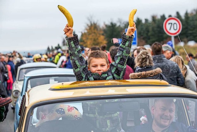 Herzlich willkommen mit Bananen und Tr...ergang Ullitz von Sachsen nach Bayern.  | Foto: dpa