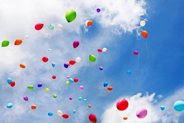 Wie viele Helium-Luftballons kann man ...and drcken, ohne dass es davonfliegt?  | Foto: Johanna Mhlbauer - Fotolia