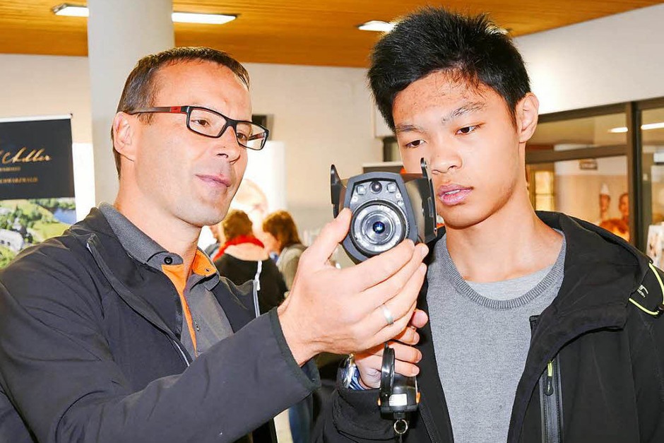 Wie stellt die Wärmebildkamera von Testo Temperaturen dar? Auf der Jobstartbörse konnte es jeder ausprobieren. (Foto: Eva Korinth) Wie stellt die Wärmebildkamera von Testo Temperaturen dar? Auf der Jobstartbörse konnte es jeder ausprobieren. (Foto: Eva Korinth)