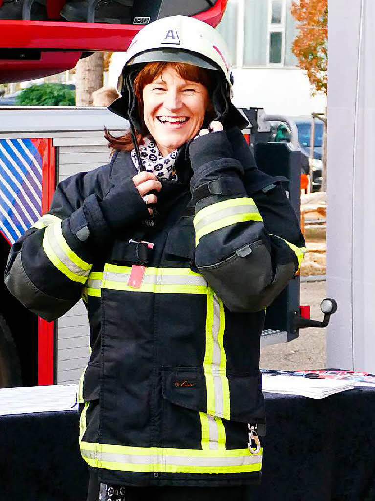 Schulleiterin Dorothee Brendel wappnet sich fr die Fahrt auf der Drehleiter der Feuerwehr.