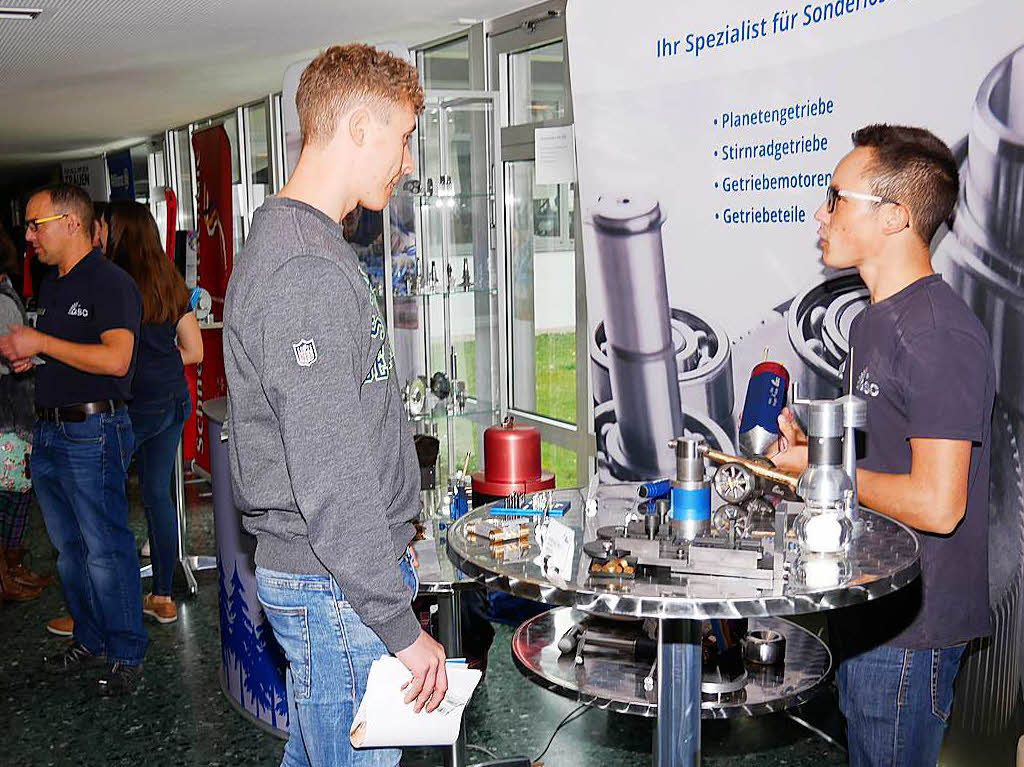 Auszubildender Tobias Hannig berichtete Mika (links) aus seiner Ausbildung zum Industriemechaniker bei GSC-Schwrer.