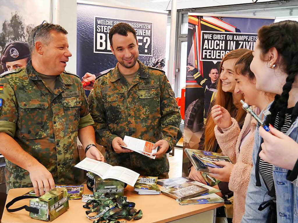 Die Bundeswehr bietet viele Ausbildungsmglichkeiten, erfuhren die Schlerinnen.