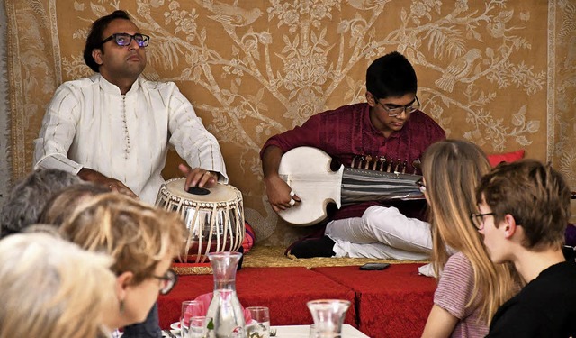 Arko Chatterjee (Tabla, links) und Ark...den Eindrcke vom indischen Kontinent.  | Foto: Barbara Ruda