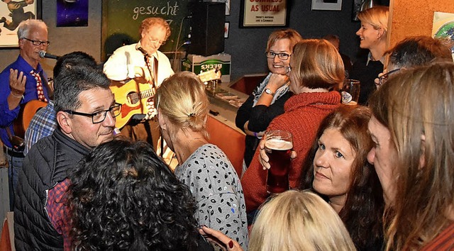 Eine echte Druggete herrschte im Bistr... wo Matching Ties Irish Folk spielte.   | Foto: Heinz Vollmar