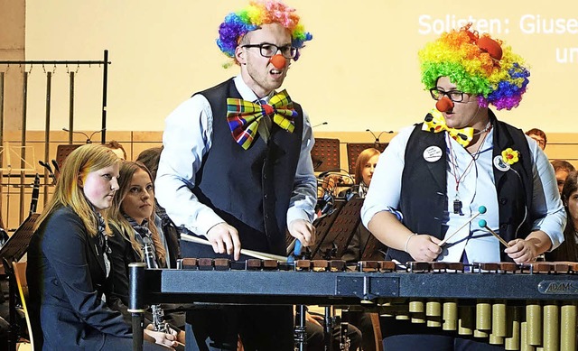 Kostmiert als witzige Musikclowns am...im Chilbikonzert der Stadtmusik Zell.   | Foto: Roswitha Frey