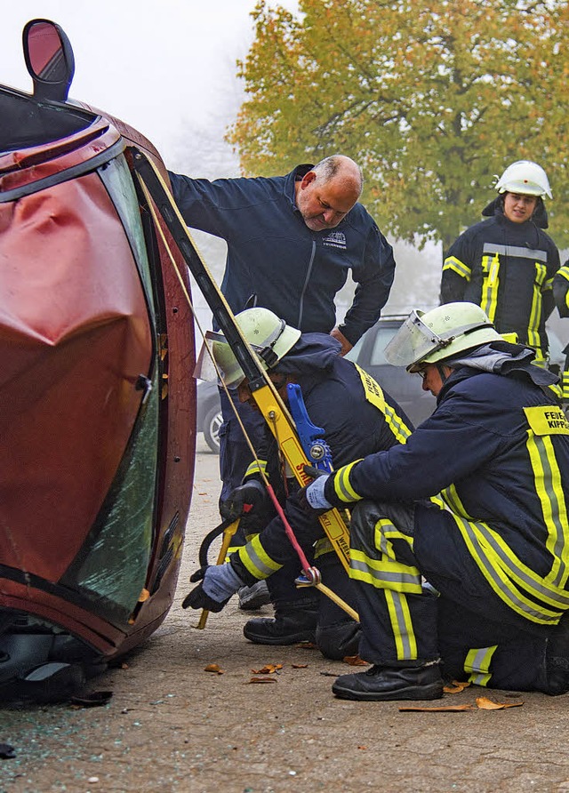 Nach einem Crash liegt das Auto auf de...e die Feuerwehr auf dem Bauhofgelnde.  | Foto: Olaf Michel