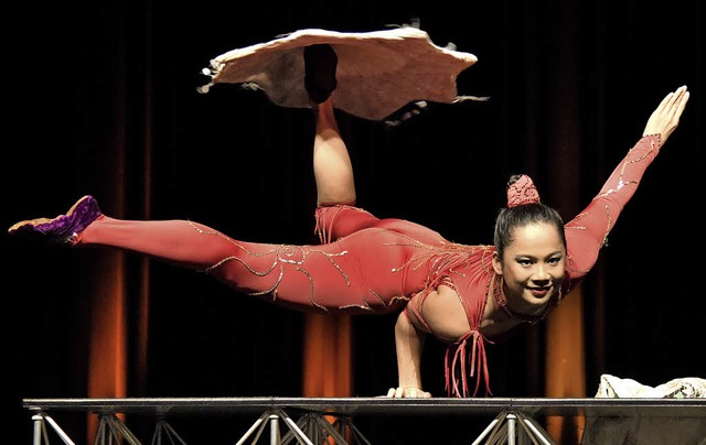 Junlin, Absolventin der Akrobatenschul...meidigen Krper das Publikum erstaunen  | Foto: Markus Zimmermann