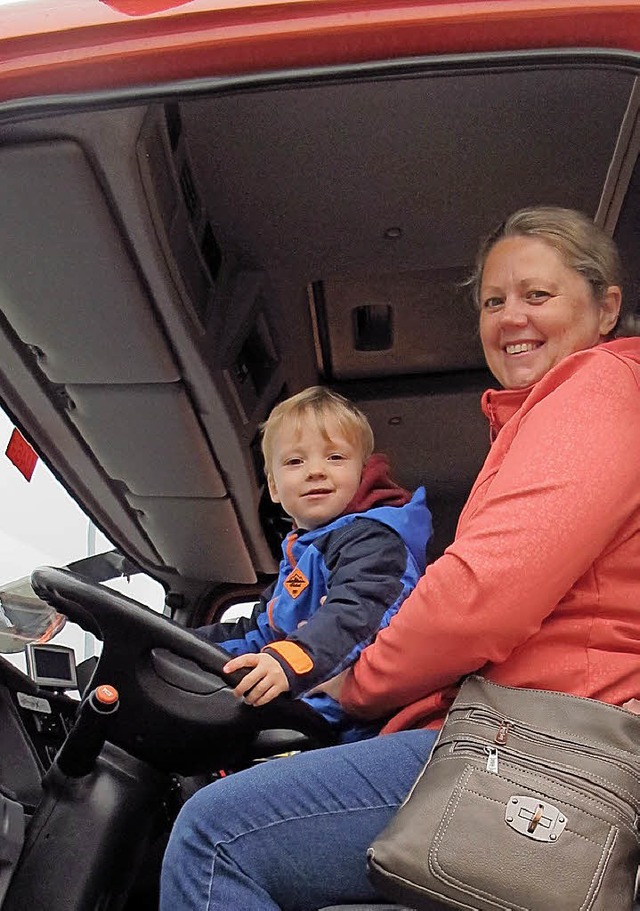 Einmal am Lenkrad eines Feuerwehrautos...bovizky aus Binzenund ihr Sohn Daniel.  | Foto: Jutta Schtz