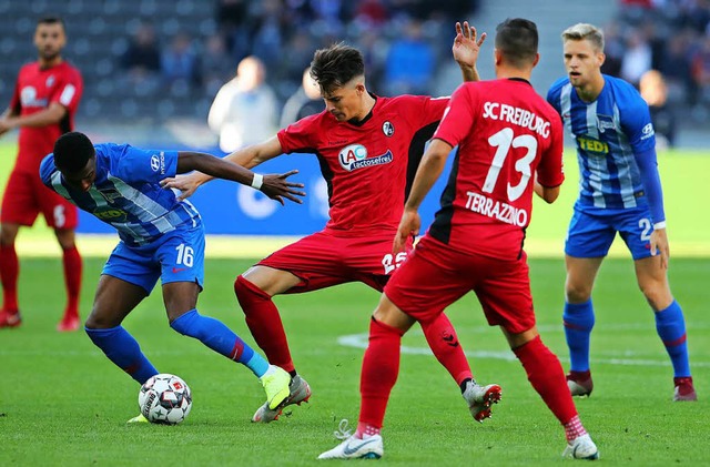 Dei Spieler des SC Freiburg zeigten ge...n &#8211; dann reichte es fr ein 1:1.  | Foto: dpa