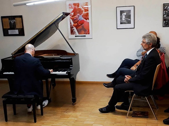 Der Pianist Georgi Mundrov spielte zur...teinway Flgels im Wehrer Stadtmuseum.  | Foto: Hrvoje Miloslavic