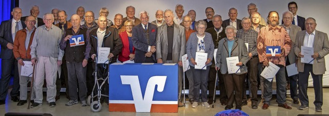 Diese Mitglieder der Volksbank Lahr si... ihre langjhrige Treue geehrt worden.  | Foto: Volksbank