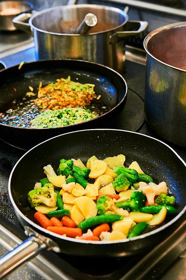 Die Feuerwehr musste ausrcken, um verbranntes Essen vom Herd zu nehmen.   | Foto: Symbolbild: dpa