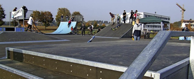 Das rote Band ist durchschnitten, der neue Skatepark in Betrieb   | Foto: Susanne Mller