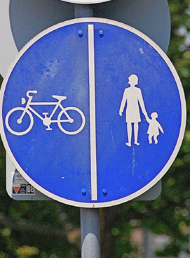 Oft wird es auf gemeinsamen Rad- und Fuwegen eng, wenn es ums berholen geht.   | Foto: Lauber