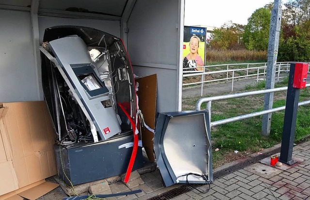 Ein explodierter Fahrkartenautomat   | Foto: DPA