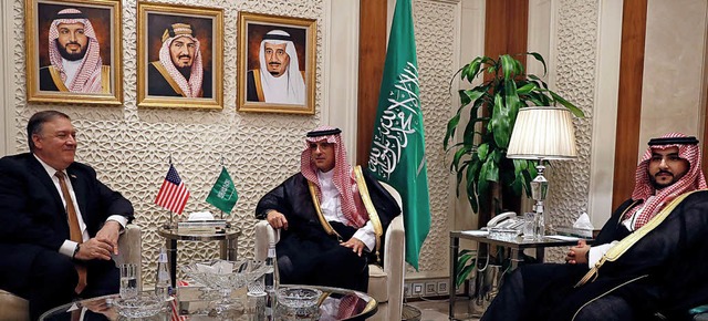 US-Auenminister Mike Pompeo, sein sau...d Prinz Khaled bin Salman  (von links)  | Foto: AFP