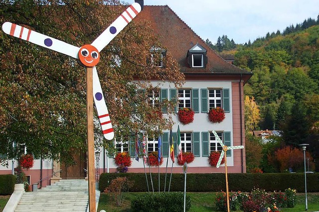 Wurden  beschdigt, inzwischen aber  t...orter neben  dem Mnstertler Rathaus.  | Foto: Lothar Wolf