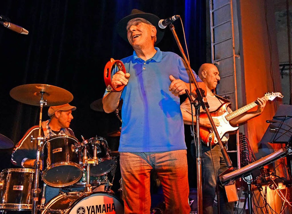 Die Neue Wunderbare Band   unterhielt ...n der Wodanhalle auch mit neuen Songs.  | Foto: Michael Bamberger