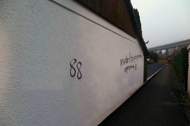 Eine der Schmierereien, die Graffitisprayer in Lrrach hinterlassen haben  | Foto: Polizei Lrrach