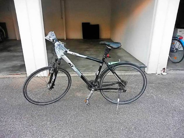 silber-schwarzes Herren Trekkingrad der Marke KTM  | Foto: Polizei 