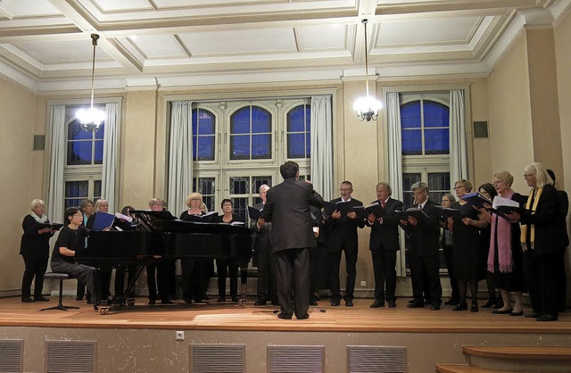 Der Kammerchor Emmendingen unter der L... von Yasuko Hirano-Mesquita am Klavier  | Foto: Georg Vo