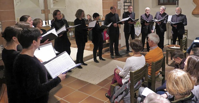 Das Ensemble 17 gestaltete mit ausgew...Liedern den Gottesdienst musikalisch.   | Foto: Beatrice Ehrlich