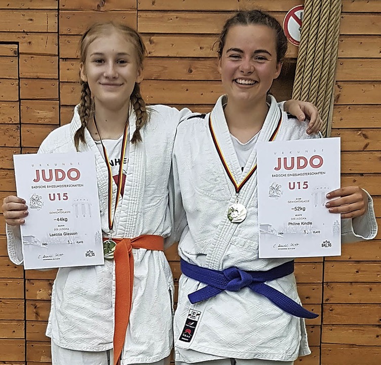 <BZ-FotoAnlauf>Judo: </BZ-FotoAnlauf>L...nks) und  Philine Kindle freuen sich.   | Foto:  Verein