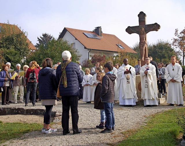 Dem Festgottesdienst schloss sich ein ...ltet von Kirchenchor und Musikverein.   | Foto: Petra Wunderle