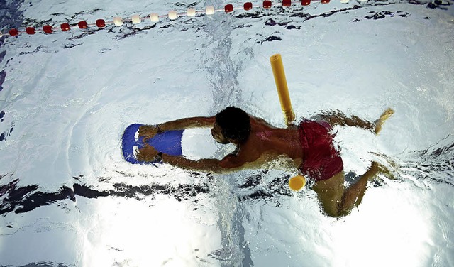 Mit Schwimmhilfen fhlen sich nicht nu...n auch Erwachsene sicherer im Wasser.   | Foto: Symbolfoto: Thomas Rabsch