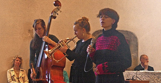 DIE DREI, das sind Johanna Prli, Kont...ten Jazztiteln in der Grwihler Kirche  | Foto: Karin Stckl-Steinebrunner