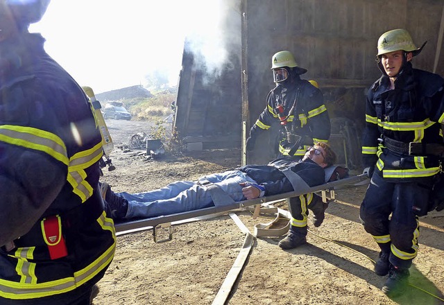 Die zuvor gesuchte Person wird geborgen  | Foto: Barbara Odrich-Rees