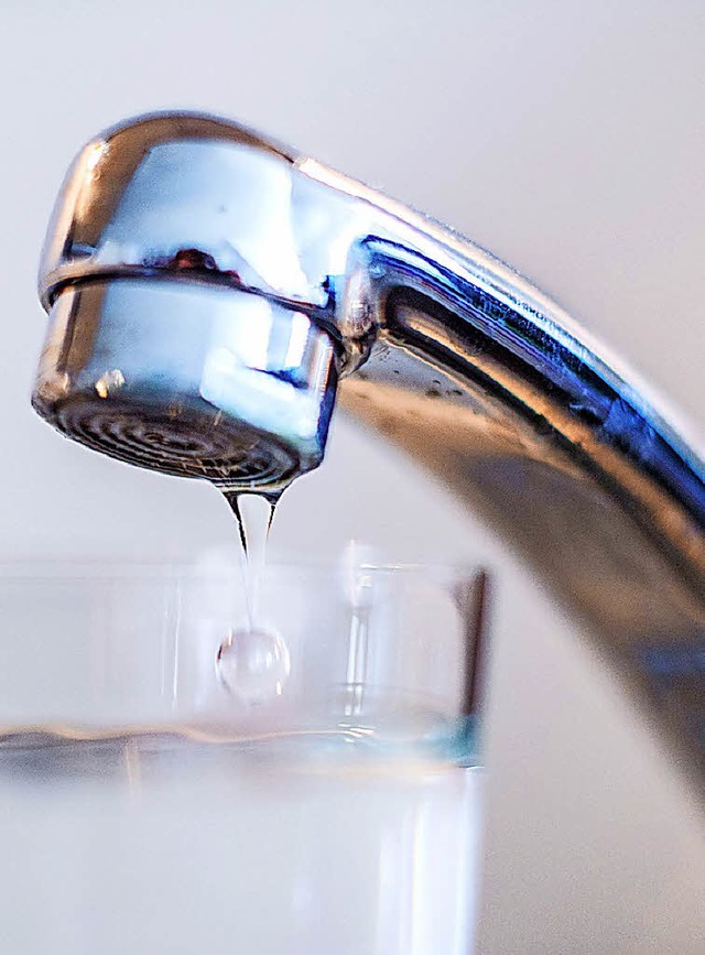 Sauberes Trinkwasser kostet ab 1. Januar mehr Geld.  | Foto: Symbolfoto: dpa