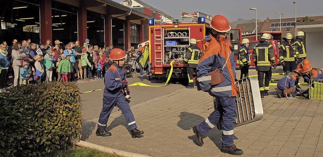 Die Jugendfeuerwehr im Landkreis, die ...er Feuerwehrnachwuchs eine Lschbung.  | Foto: Jutta Schtz