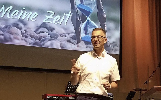 Pastor Markus Vaen in seiner Predigt zum Thema &#8222;Zeit&#8220;.  | Foto: Daniel Scholaster