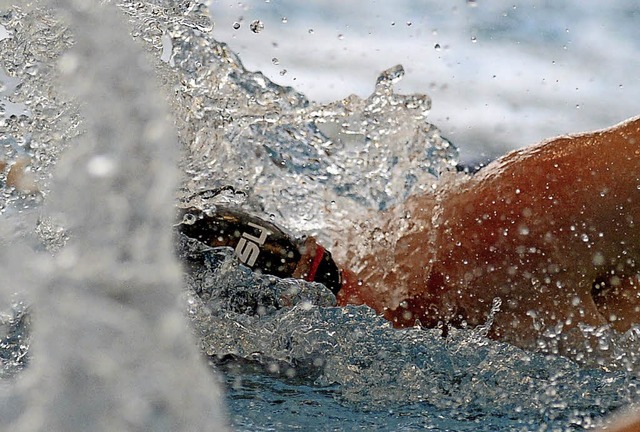 277 Schwimmer bahnten sich im Lrracher Hallenbad ihren Weg durchs Becken.  | Foto: archiv: patrick Seeger