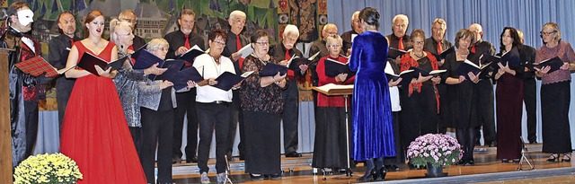 Der gemischte Projektchor Husern/Hch...ske) und Alina Adamski (rotes Kleid).   | Foto: Cornelia Liebwein