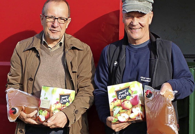 Brgermeister Oliver Friebolin (links)...sentieren das Ergebnis der Apfelernte.  | Foto: Cremer