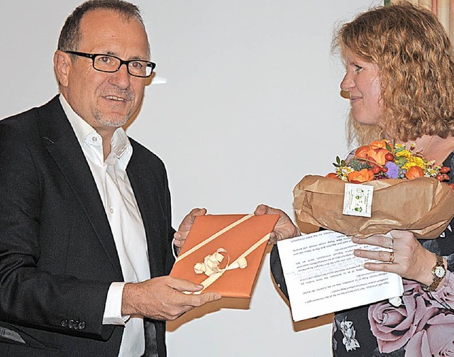 Brgermeister Oliver Friebolin gratuliert Bchereileiterin Isabelle Clavey.  | Foto: Regine Ounas-Krusel