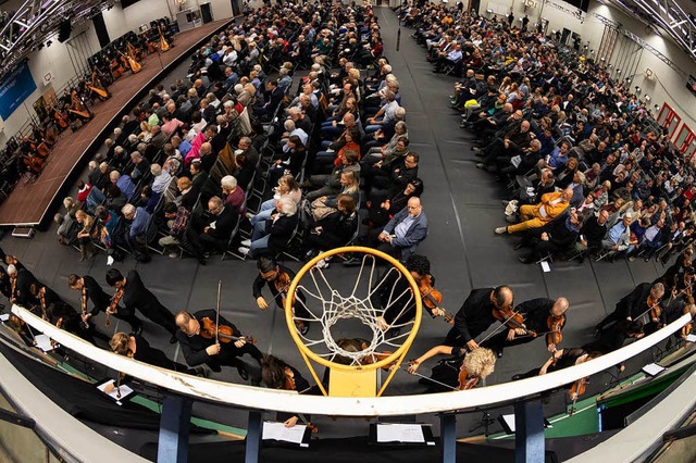 Unterm Basketballkorb: Szene aus Bened...&#8220; mit dem SWR-Symphonieorchester  | Foto: Ralf Brunner/SWR