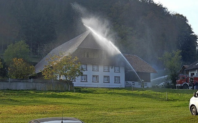 Mit einer &#8222;Wasserwand&#8220; aus... den &#8222;Flammen&#8220; geschtzt.   | Foto: Kurt Meier