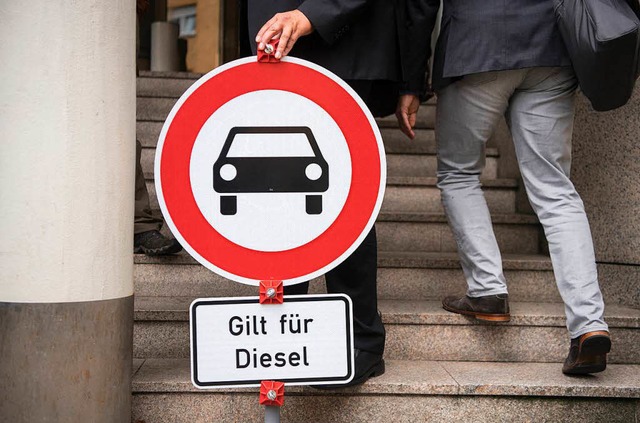 Kanzlerin Angela Merkel will verhinder...e solche Schilder aufgestellt werden.   | Foto: DPA