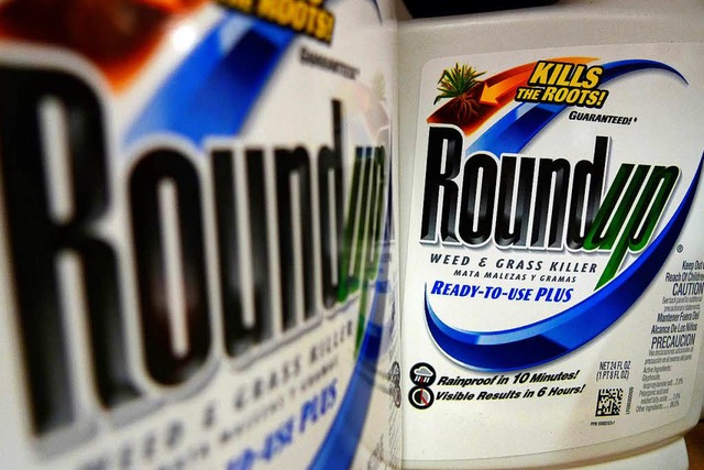 Das von Monsanto hergestellte Unkrautv... dem umstrittenen Wirkstoff Glyphosat.  | Foto: dpa